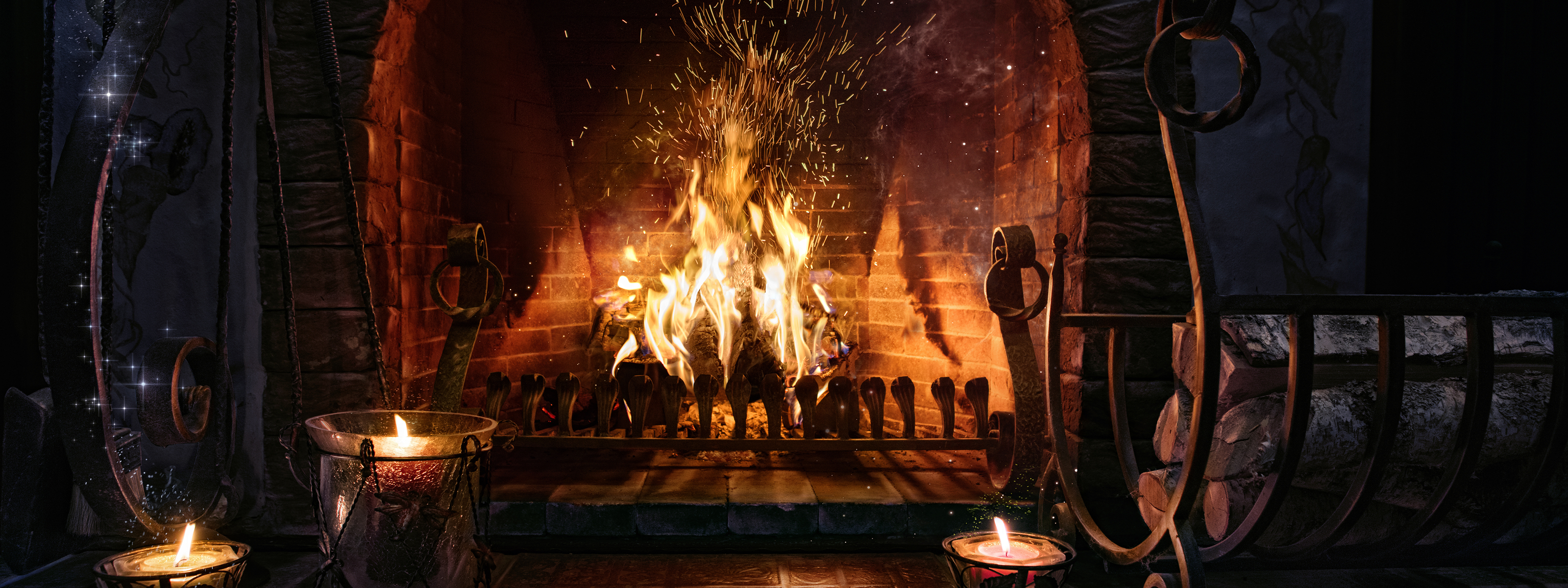 Otwarty kominek z płonącym drewnem, żeliwne narzędzia i palące się świece w wnętrzu