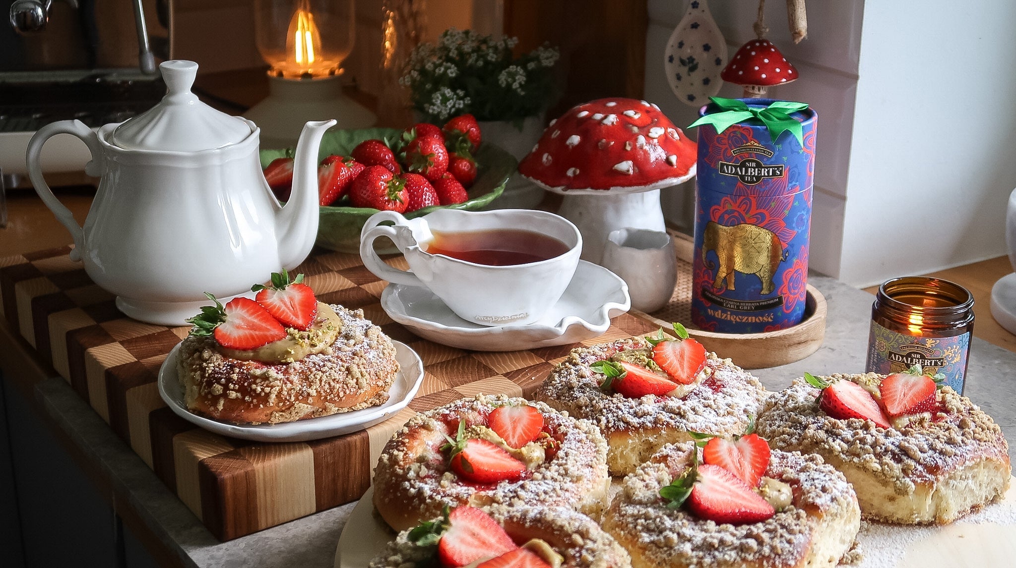Drożdżówki rabarbarowo-truskawkowe z budyniem pistacjowym i herbacianą kruszonką