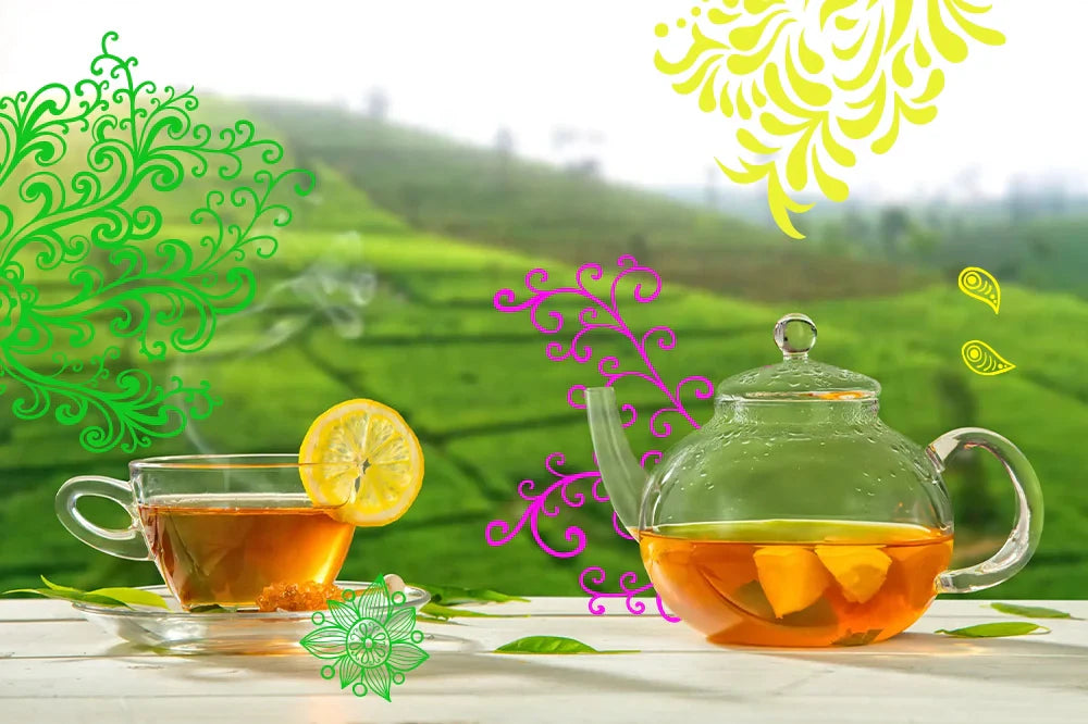 Szklany dzbanek i filiżanka z herbatą z cytryną na tle zielonych plantacji herbaty