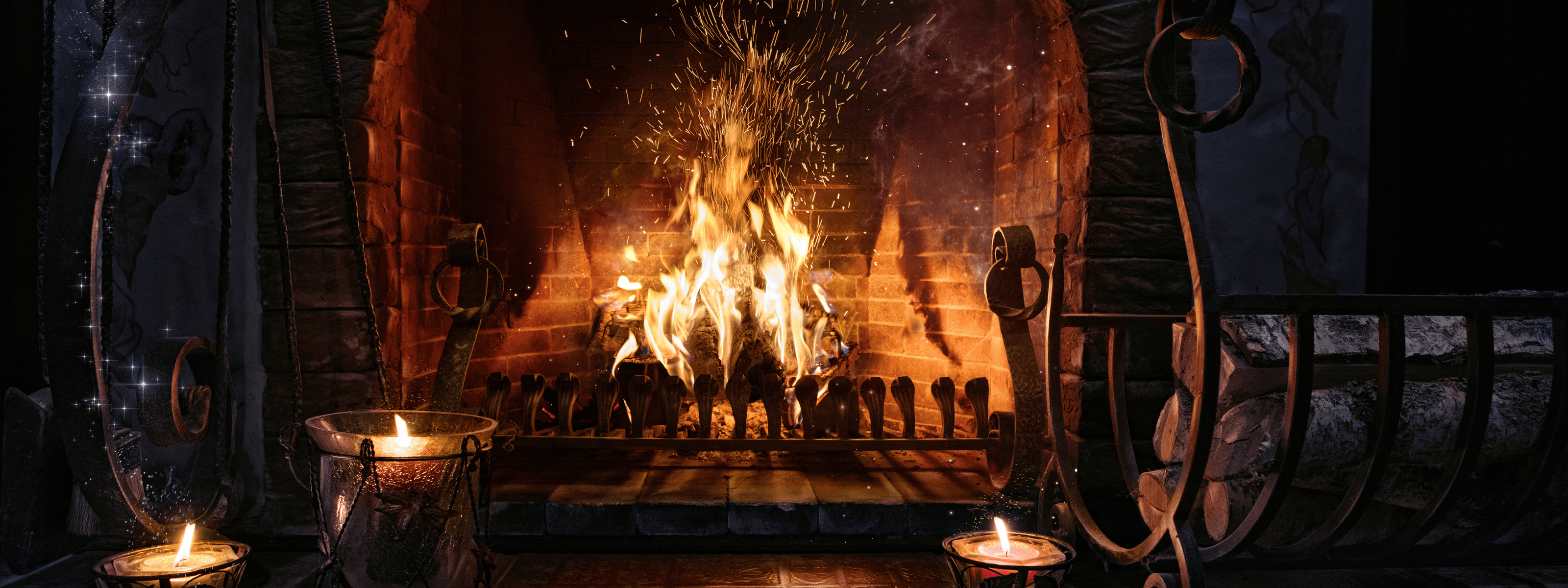 Kominek z płonącym drewnem w ceglanej obudowie, ozdobione metalowe akcesoria i świeczki