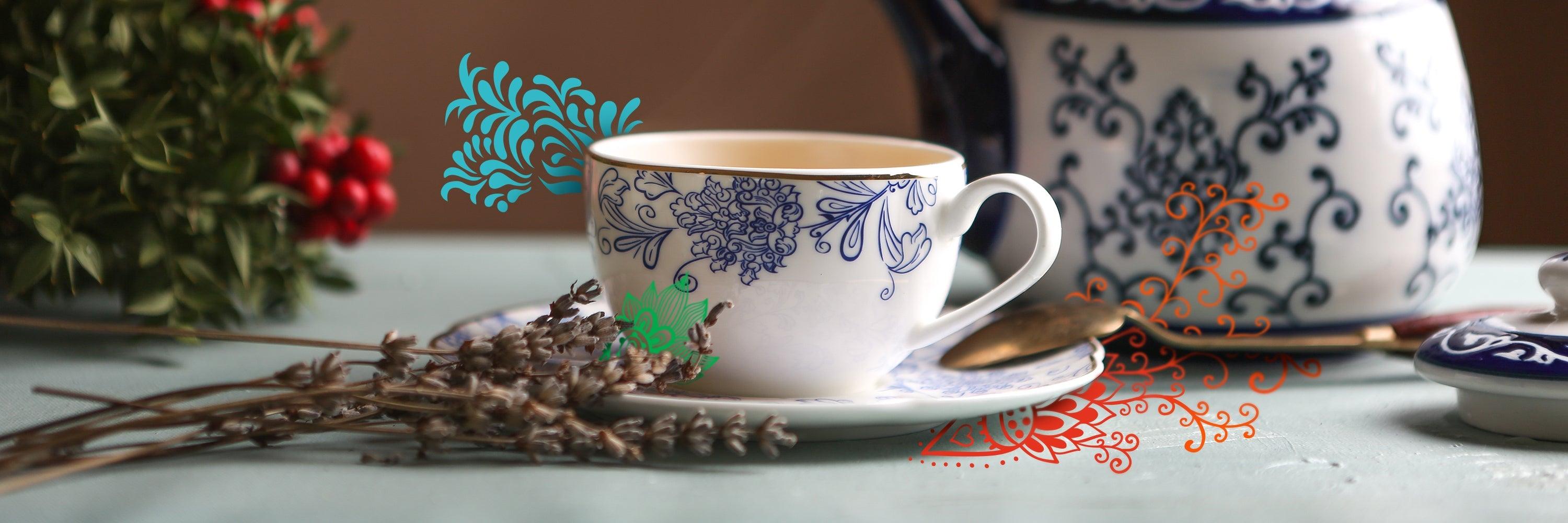 Filiżanka herbaty ziołowej z dzbankiem, suszona lawenda i owoce dzikiej róży na jasnym stole