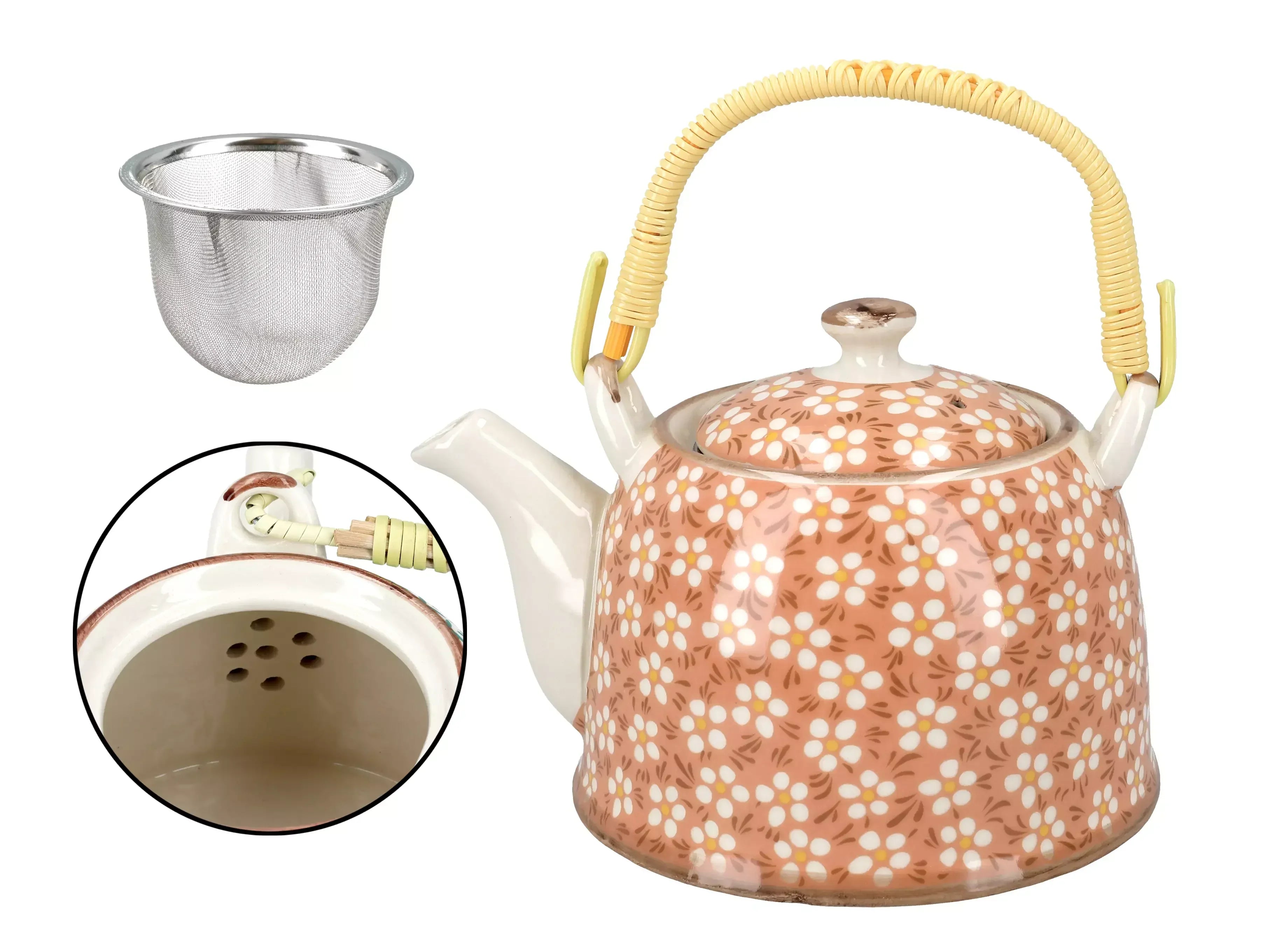 Ceramiczny czajnik z kwiatowym wzorem i metalowym sitkiem do herbaty na białym tle