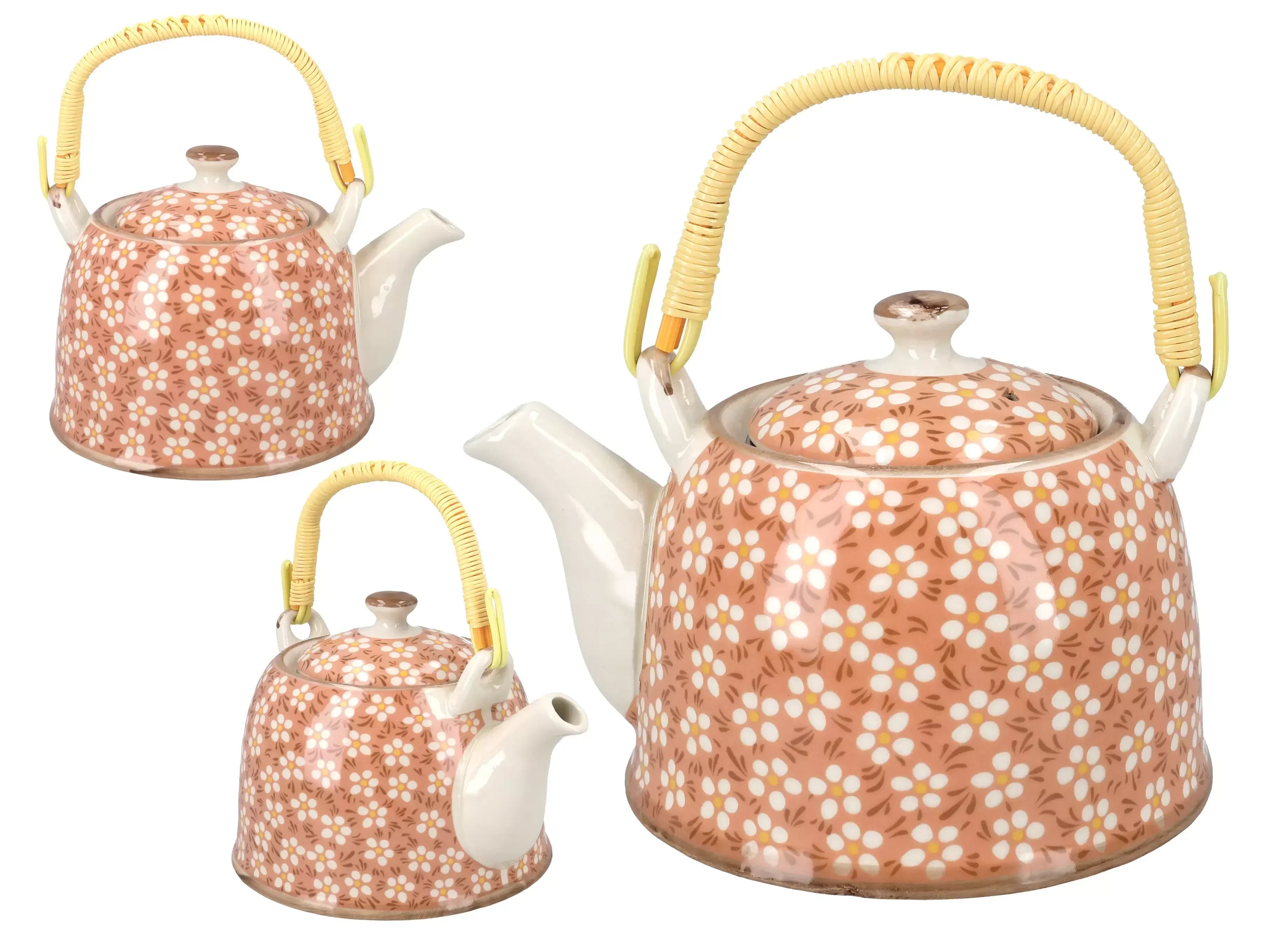 Różowy ceramiczny czajnik z białymi kwiatami i żółtą rączką z rattanu