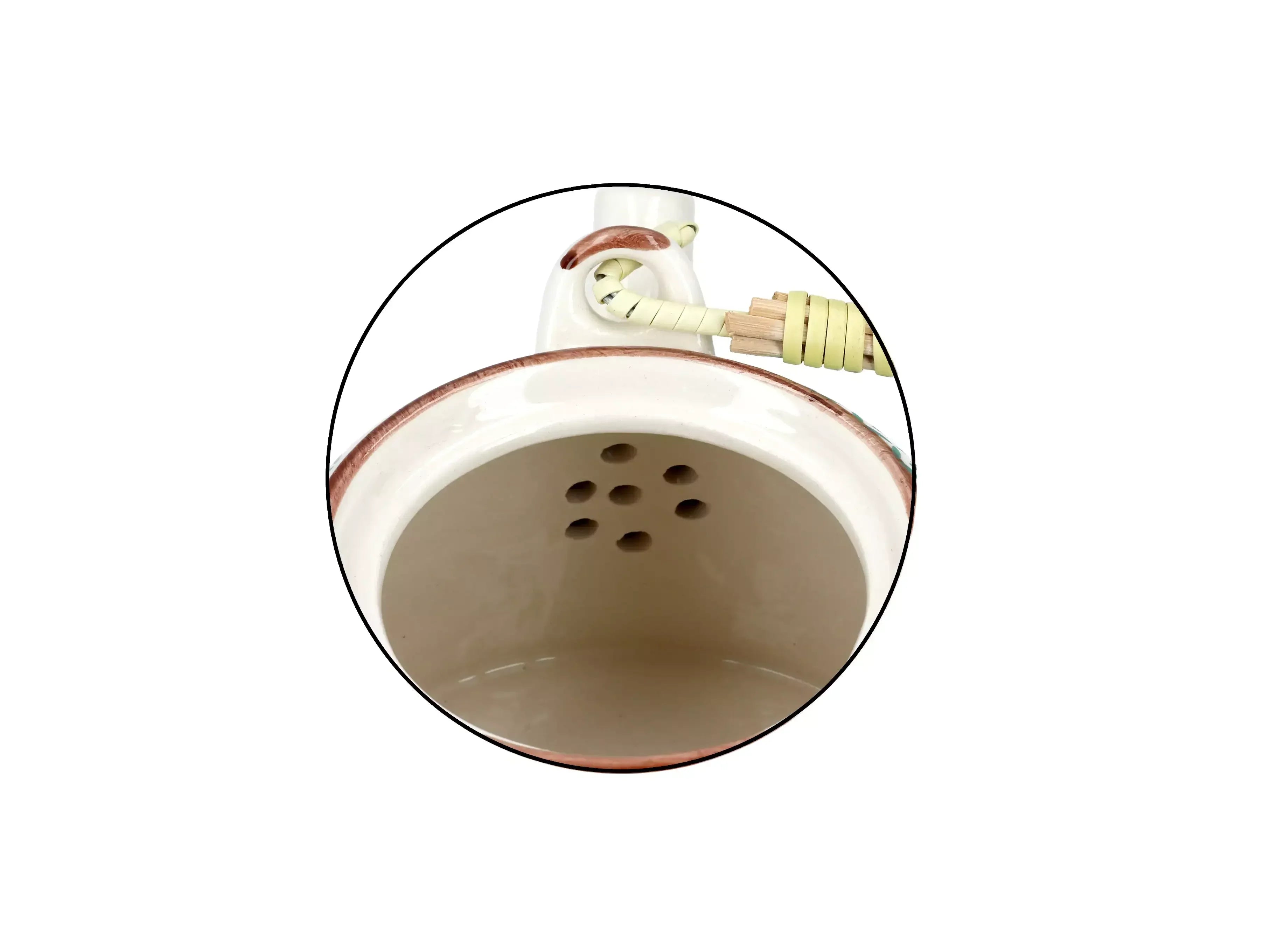Biały ceramiczny dzbanek z otworami w dnie i uchwytem ze zwiniętym plecionym sznurem