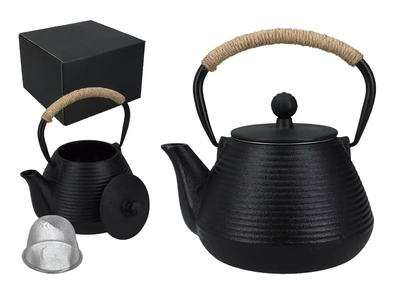 Czajnik żeliwny z czarną pokrywką i uchwytem oplecionym sznurkiem, sitko do herbaty i czarne pudełko