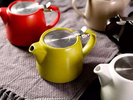 Modern ceramic jug with infuser, white (500 ml)