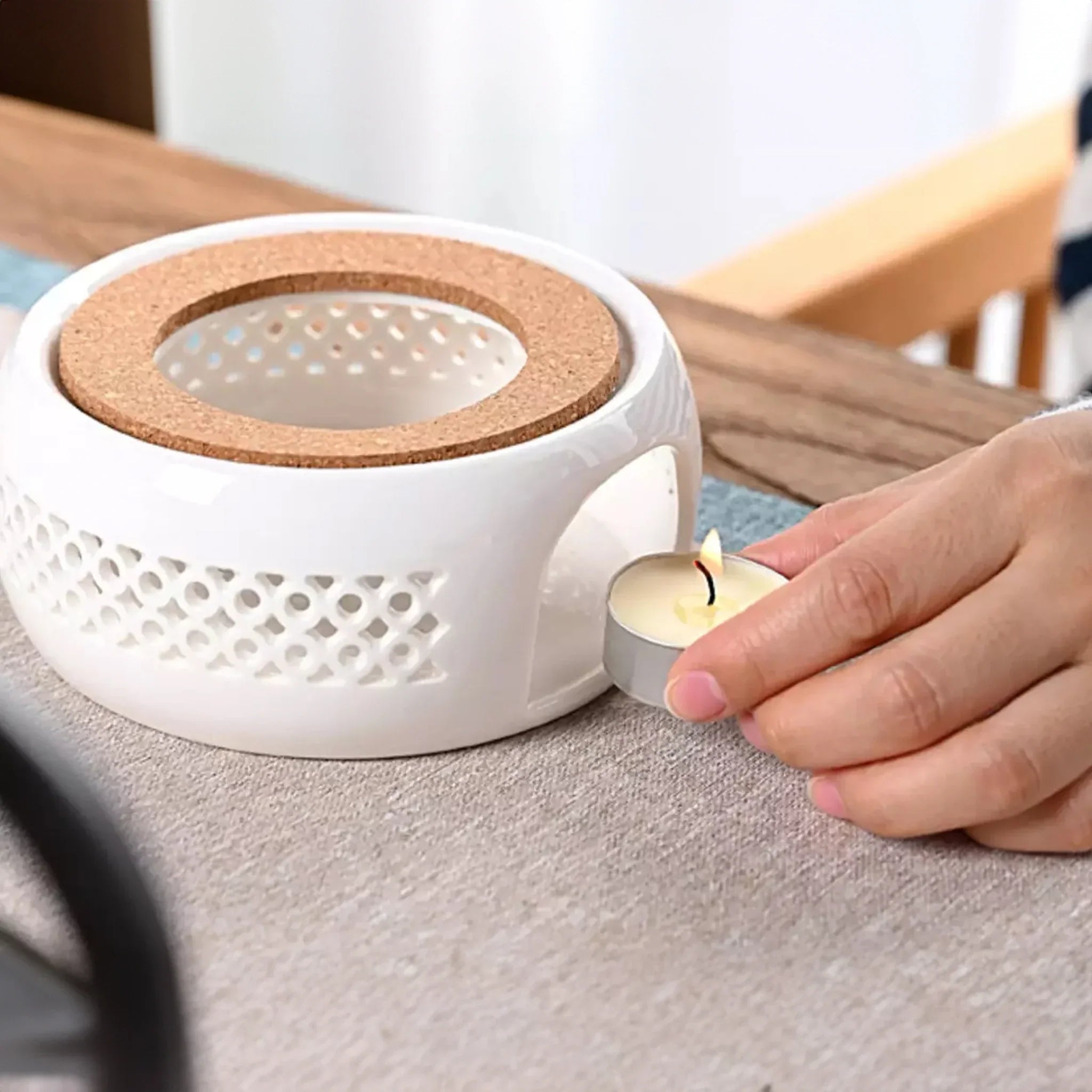 Ceramiczny biały podgrzewacz z korkową wkładką i zapalana świeczka tealight