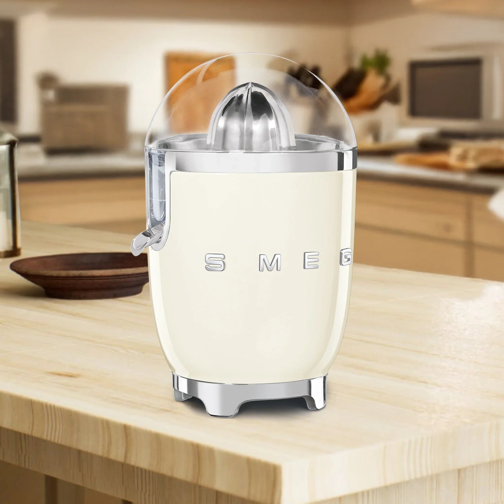 Wyciskarka do cytrysów SMEG Kremowa CJF11CREU