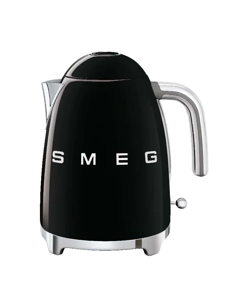Czarny czajnik elektryczny SMEG z chromowanym uchwytem i eleganckim designem retro