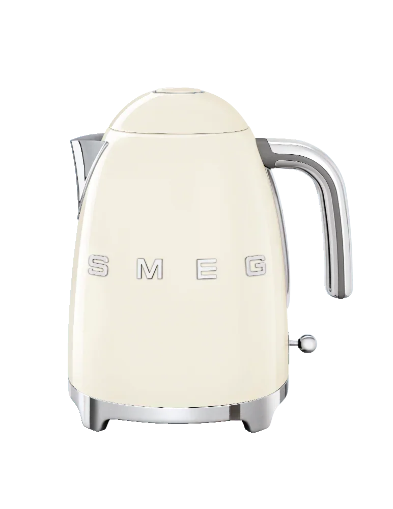 Kremowy czajnik elektryczny SMEG z metalowym uchwytem i chromowanymi detalami
