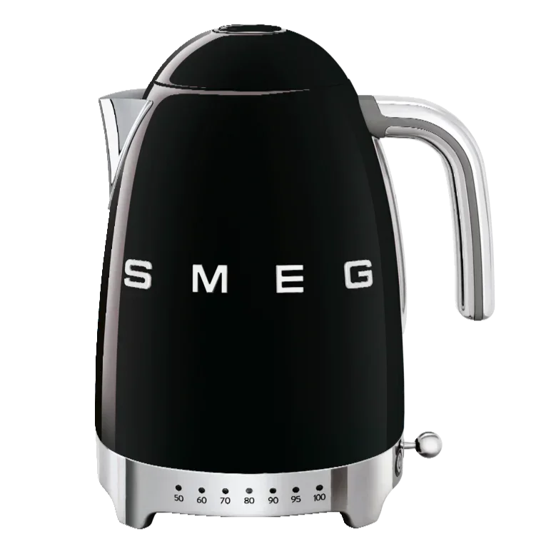 Czajnik elektryczny SMEG w kolorze czarnym z metalowym uchwytem i pokrętłem regulacji temperatury