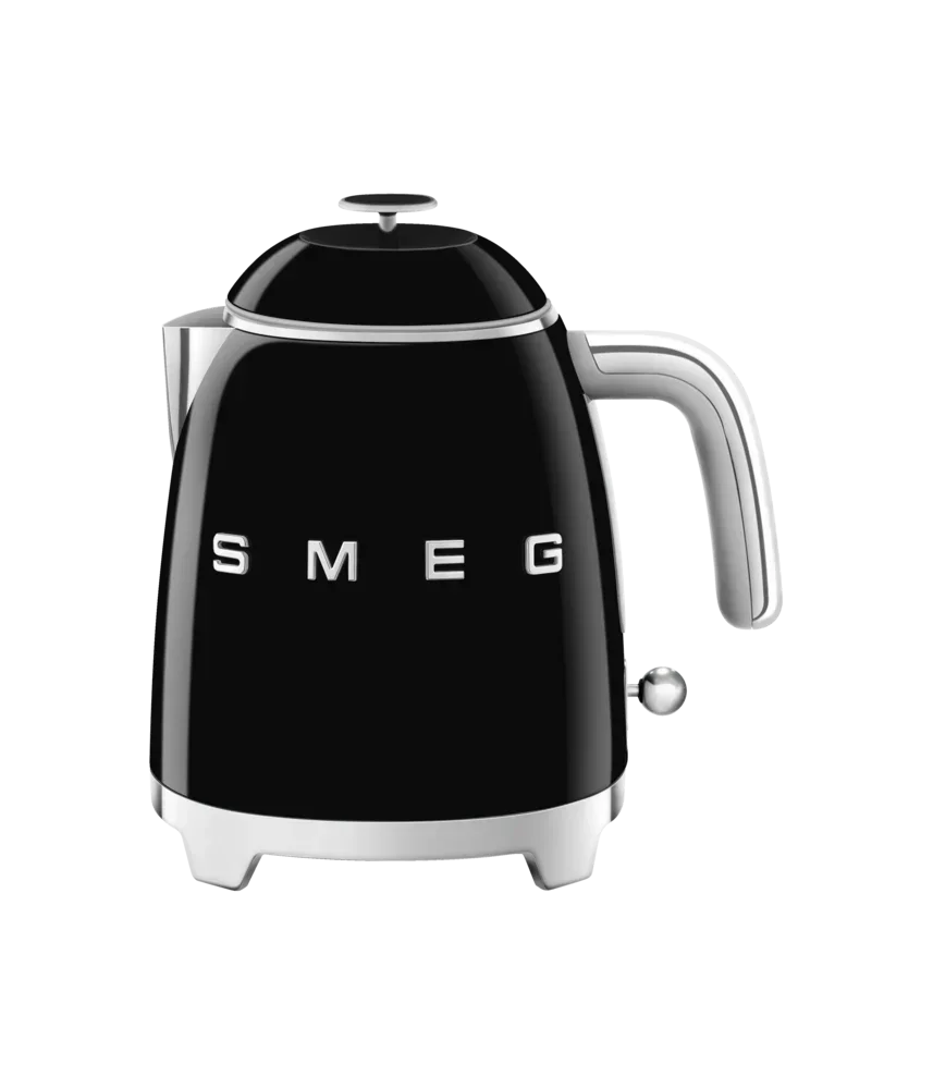 Czajnik elektryczny SMEG w stylu retro, czarny z chromowanymi detalami i ergonomiczny uchwyt