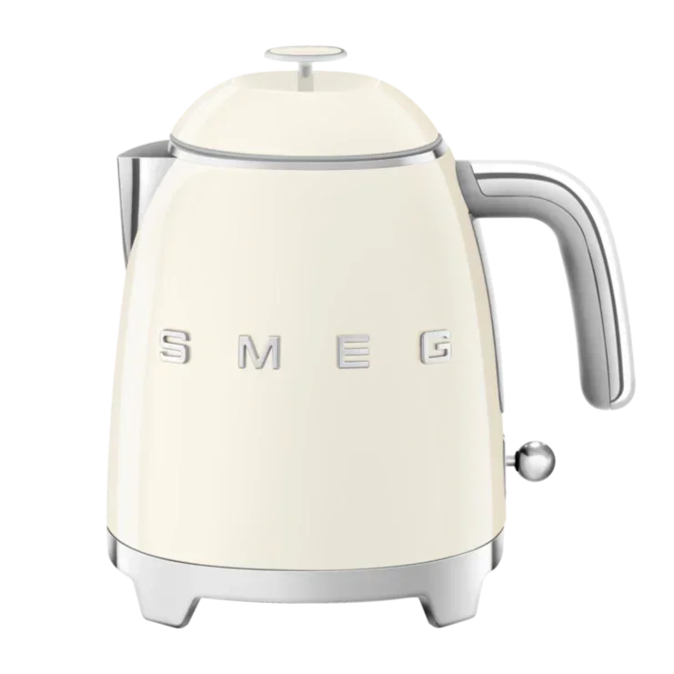Biała elektryczna czajnik SMEG z metalowym uchwytem i retro designem