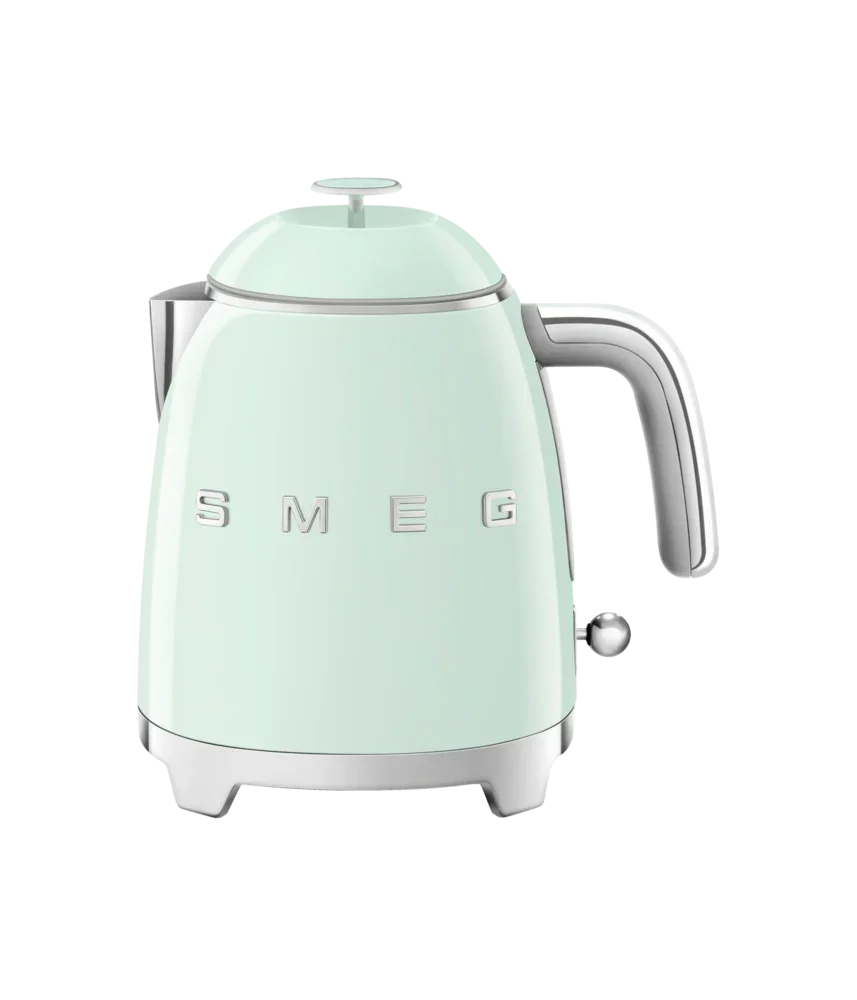 Elektryczny czajnik SMEG w kolorze miętowym z metalowym uchwytem i pokrywą, minimalistyczny design