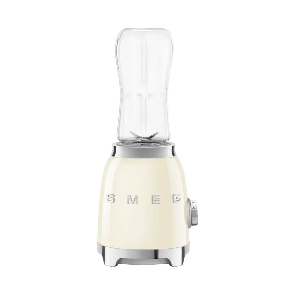Kremowy blender SMEG z metalowymi detalami i pokrywą na czarnym tle