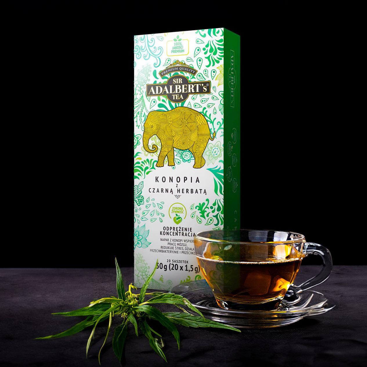 Herbata Sir Adalbert's Tea konopia z czarną herbatą w torebkach obok filiżanki z parującym naparem i świeży liść konopi