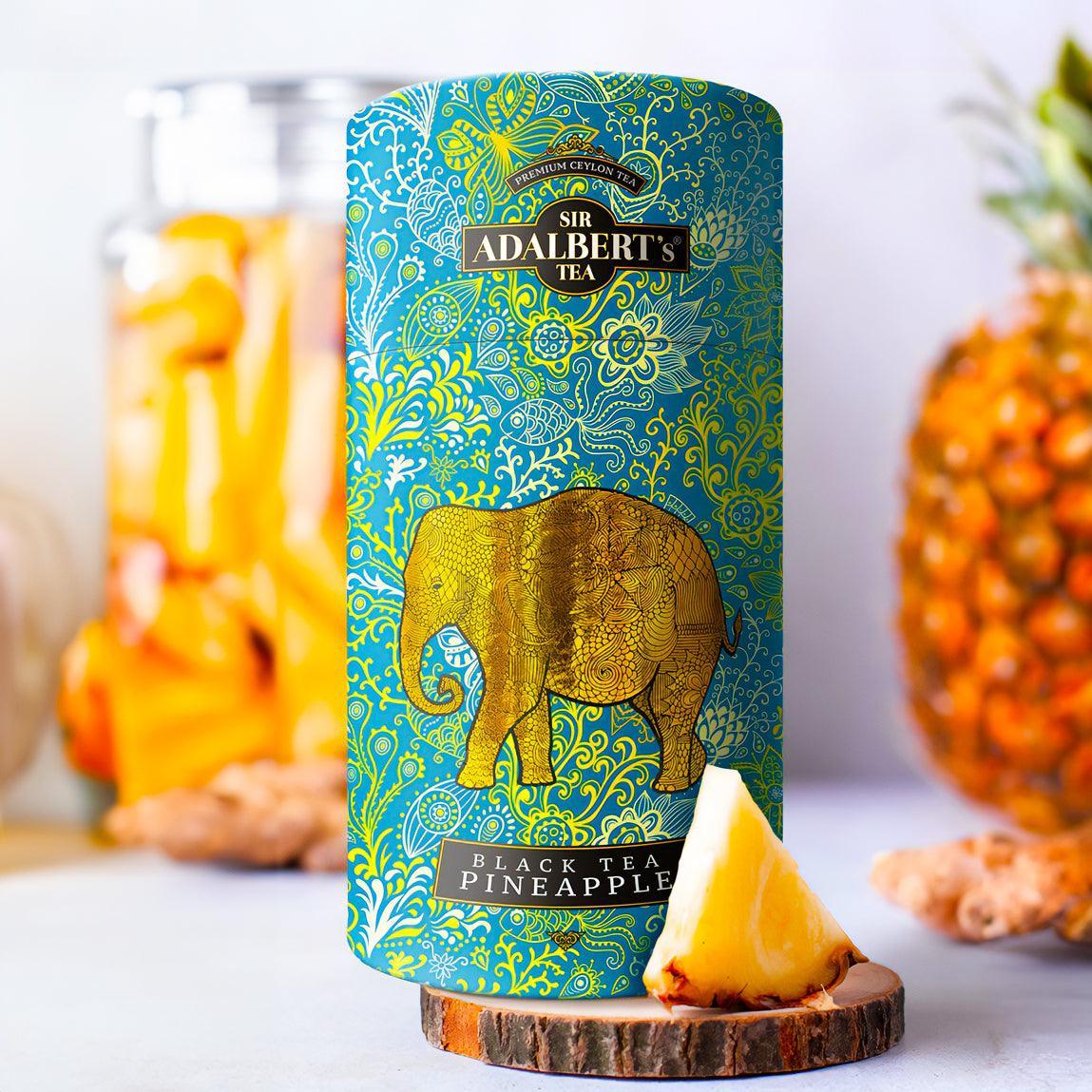 Herbata czarna Sir Adalbert's Tea Pineapple w niebieskiej puszce ze złotym słoniem i kawałkiem ananasa