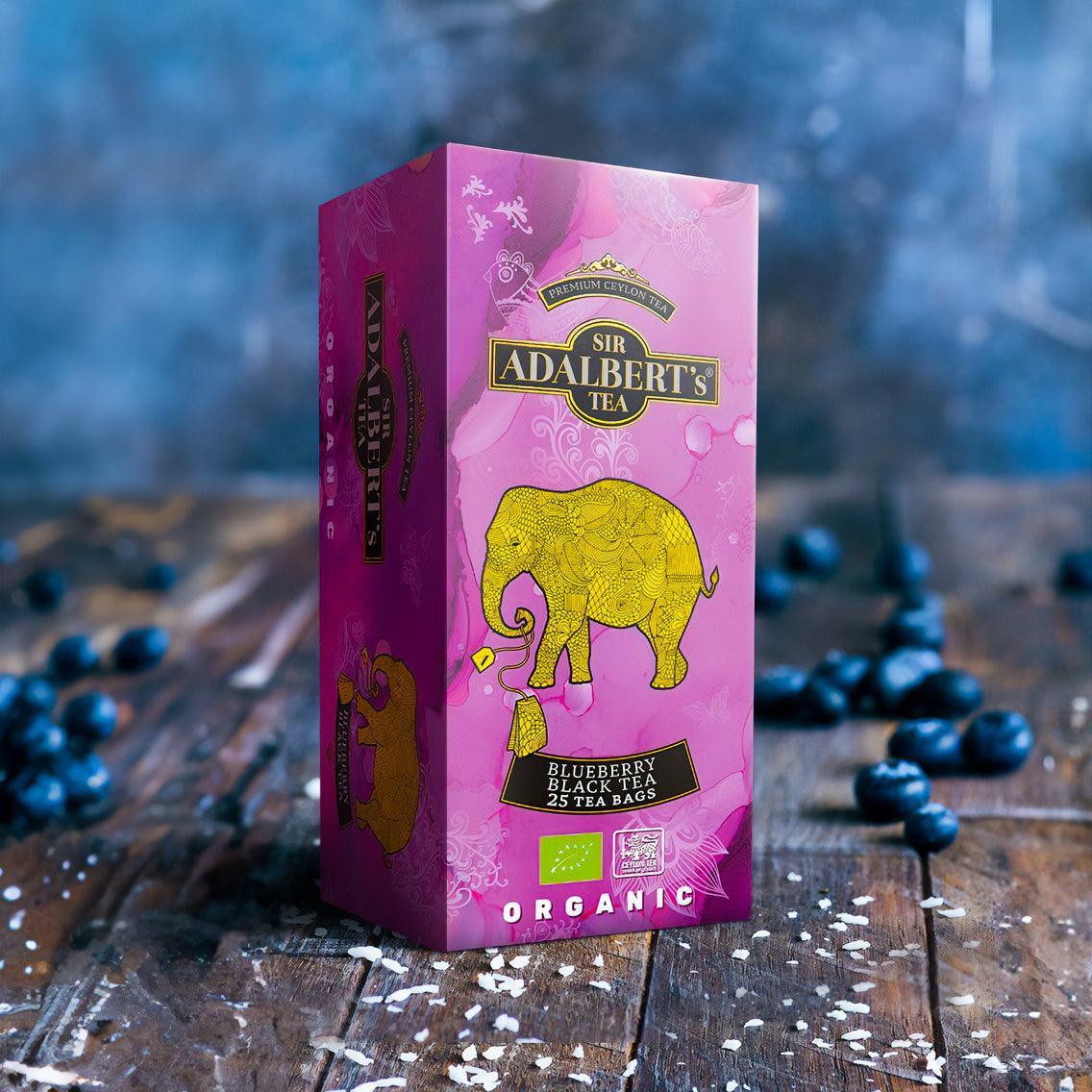 Opakowanie herbaty Sir Adalbert's Blueberry Black Tea organiczna herbata czarna z jagodami na drewnianym stole