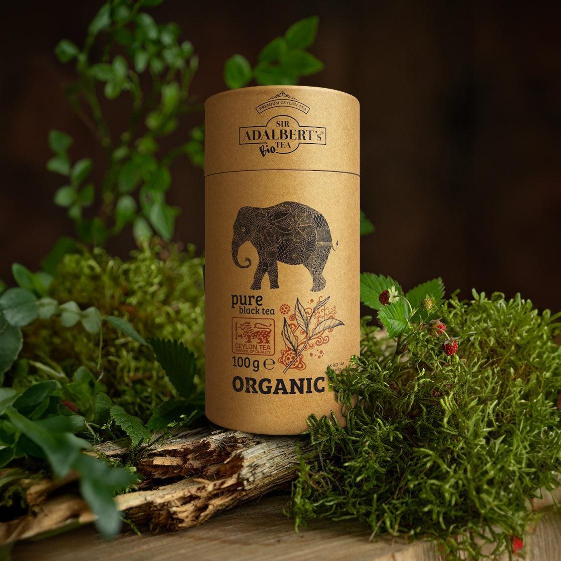 Opakowanie ekologicznej czarnej herbaty Sir Adalbert's Tea 100g z ilustracją słonia i naturalnym tłem
