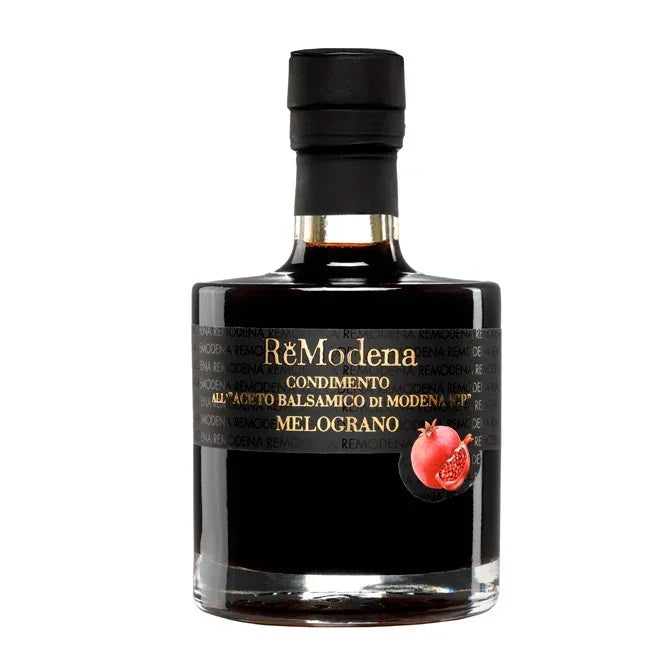 Butelka sosu balsamicznego ReModena o smaku granatu Melograno na białym tle