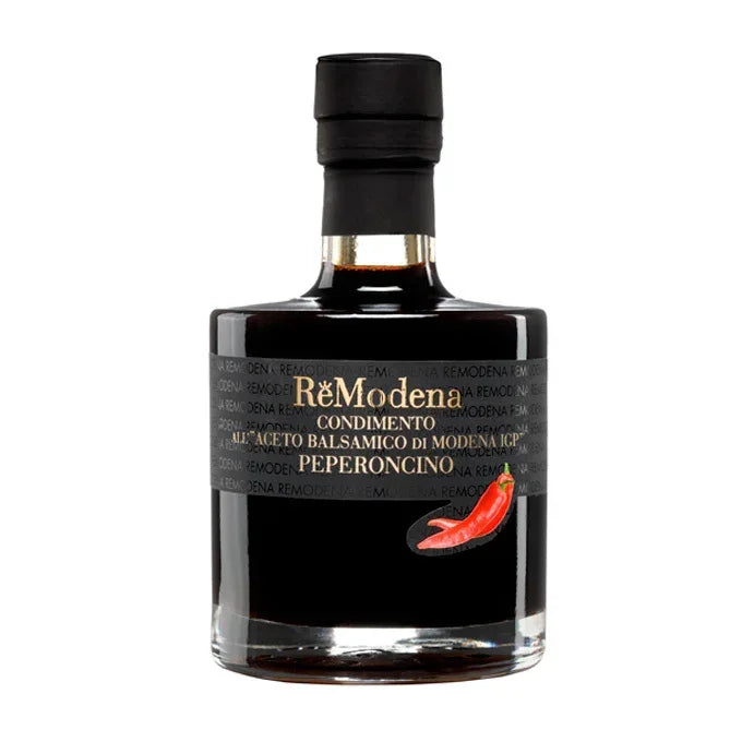 Butelka octu balsamicznego ReModena Peperoncino z czarną etykietą i czerwoną papryczką chili