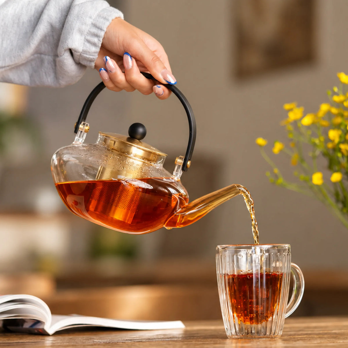 Dzbanek do herbaty z zaparzaczem w stylu japońskim Vialli Design EVA Złoty, 800 ml - zdjęcie 4