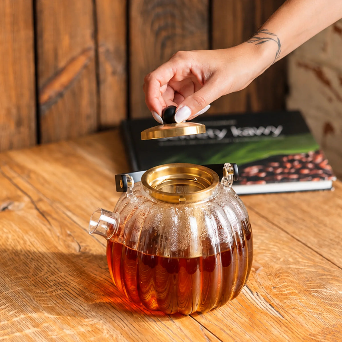 Dzbanek do herbaty z zaparzaczem Vialli Design VOLARE Złoty, 1000 ml - zdjęcie 4