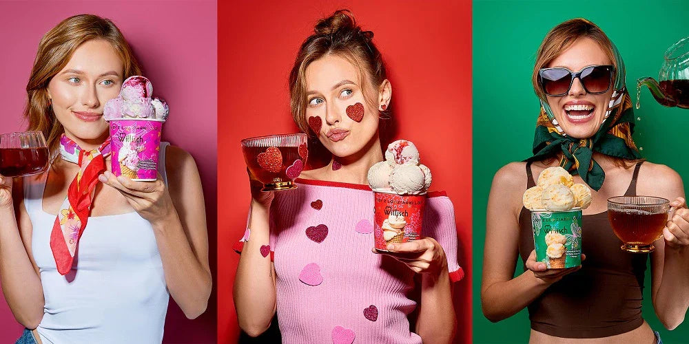 Trzy kobiety z kolorowym tłem, trzymają lody Willisch i szklanki z napojem