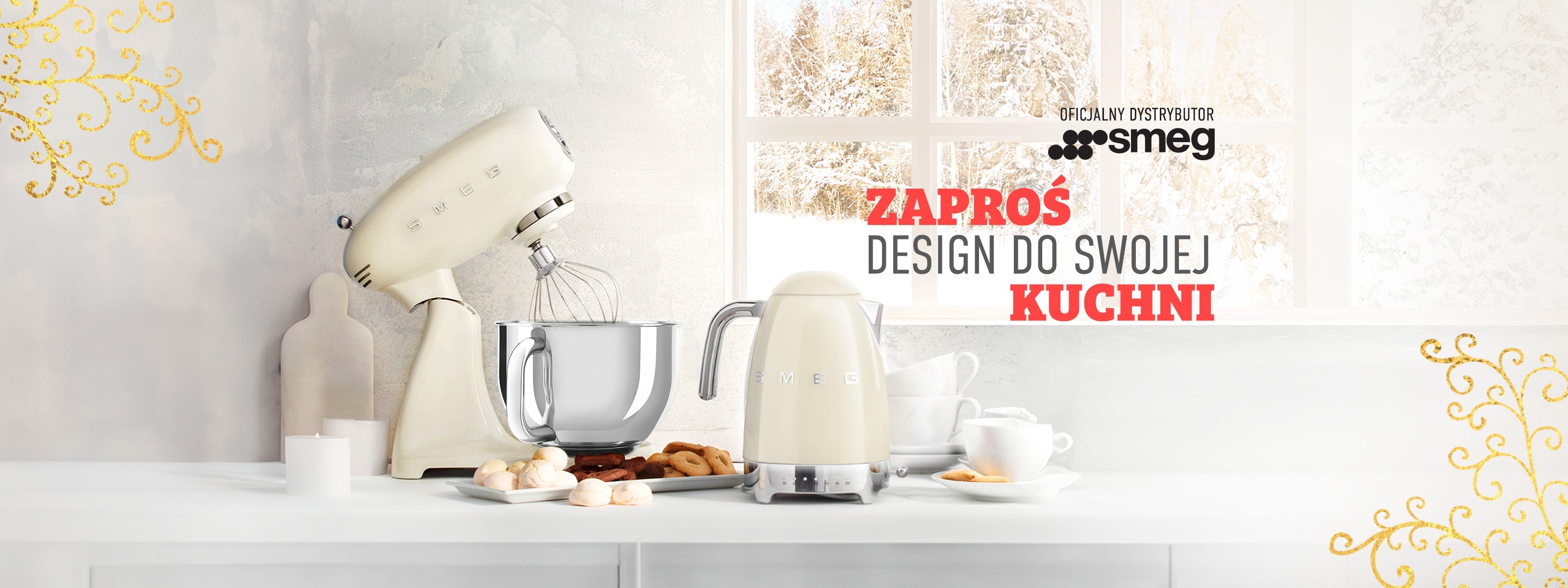 Kremowy mikser i czajnik Smeg na białej kuchennej wyspie z ciastkami i filiżankami w zimowym wnętrzu