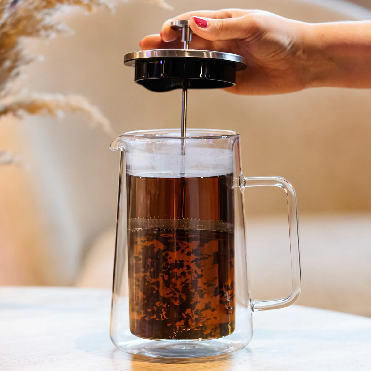 Szklany zaparzacz ze srebrną pokrywą Vialli Design Diva, 1000 ml - zdjęcie 6
